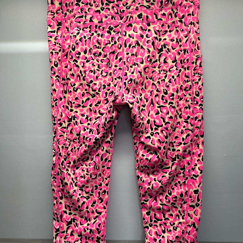 Lilly Pulitzer leggings very beautiful.